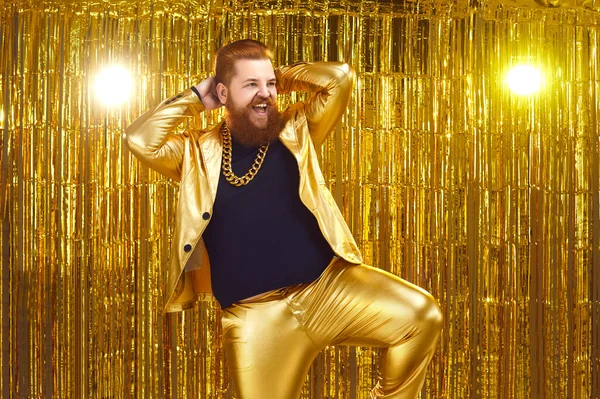 Feliz confiante barbudo homem em festa dourada terno dançando e se divertindo no clube de discoteca — Fotografia de Stock