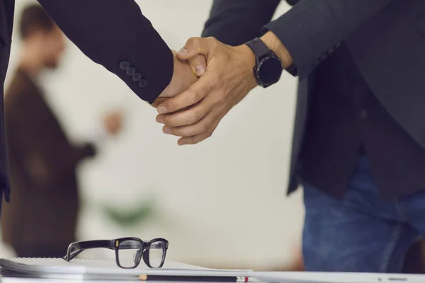 Primo piano di una stretta di mano ferma tra partner commerciali dopo una riunione negoziale di successo — Foto Stock