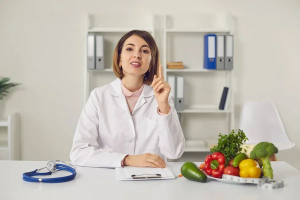 Kvinna nutritiologist talar om hälsosam balanserad kost för viktminskning på nätet — Stockfoto