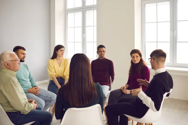 Grupp av människor sitter i en cirkel och varje talar om sina problem under en terapisession. — Stockfoto