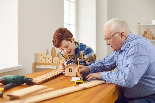 Nonno e nipote disegno disegno di piccola casa in legno che stanno per fare — Foto Stock