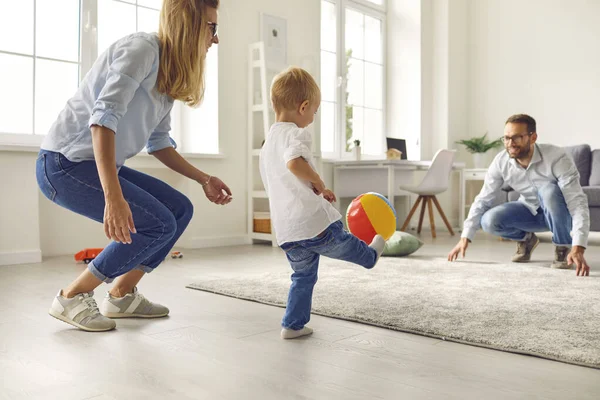 Keluarga muda yang bahagia dengan anak kecil bermain bola dan bersenang-senang bersama — Stok Foto