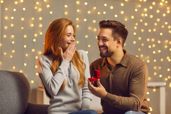 Šťastný mladý muž dělá nádherné překvapení pro svou přítelkyni, dává jí krásný prsten — Stock fotografie
