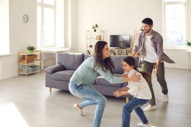 Oyuncu anne, baba ve kız hafta sonu evde koşuşturup duruyorlar..