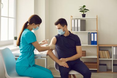 Hastanedeki mevsimsel aşılama kampanyası sırasında genç bir hasta aşı oluyor.