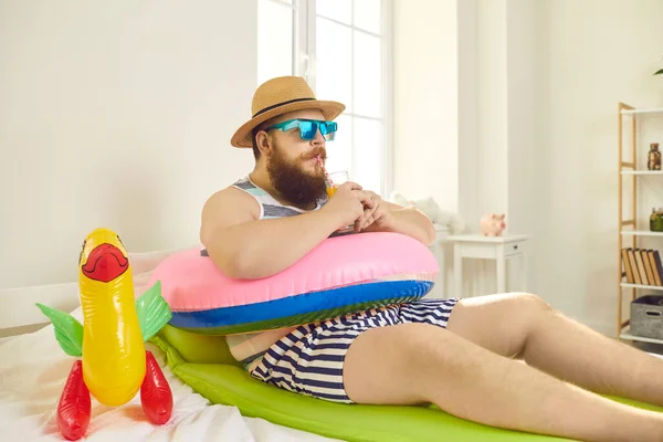 Funny young man spends his summer vacation at home due to Covid pandemic lockdown — Stock Photo, Image