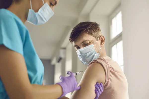 Vaccinationsagaist covid-19 under begreppet utbrott — Stockfoto