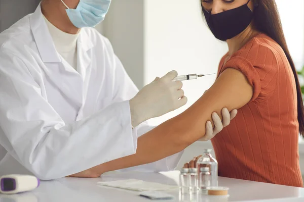Пацієнт в медичній масці отримує постріл під час кампанії вакцинації в лікарні — стокове фото