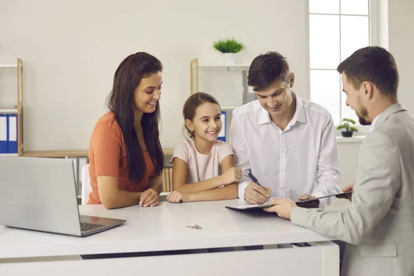 Encontro familiar feliz com gerente de banco ou agente imobiliário e assinatura de alguns documentos — Fotografia de Stock