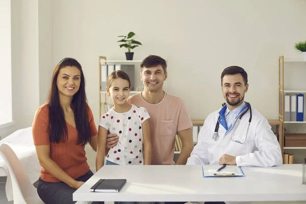 Retrato de feliz jovem mãe, pai e filho, juntamente com seu médico de família — Fotografia de Stock