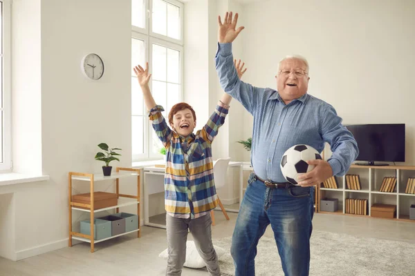 Buon nonno e nipote godendo il tempo libero e giocare giochi sportivi insieme — Foto Stock