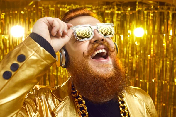 Happy guy with ginger beard wearing cool glasses that reflect disco party lights — Stock Photo, Image