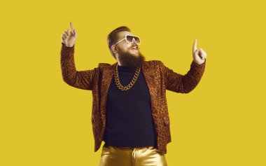 Komik gülümseyen kızıl sakallı adam hippi kıyafetleriyle dans ediyor.