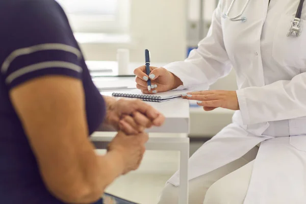 Ruce ženy lékaře psaní poznámky pro pacienta o lékařské prohlídky nebo předpis. — Stock fotografie