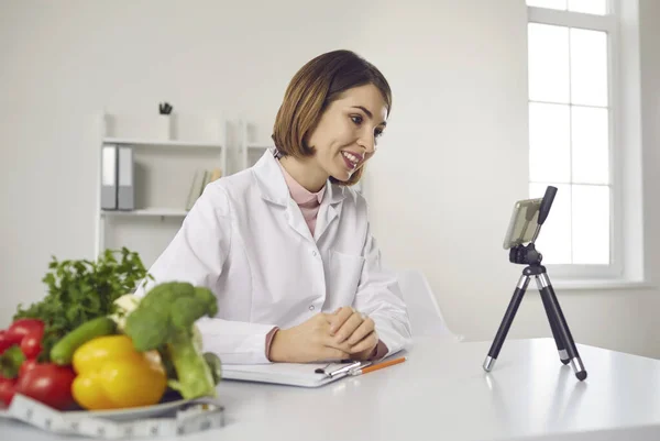 Nutritionist på kliniken video ringer patienten för samråd på nätet om hälsosam kost — Stockfoto