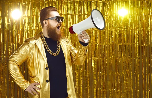 Homem de jaqueta dourada gritando em megafone, anunciando início de venda de férias ou elenco de filmes — Fotografia de Stock
