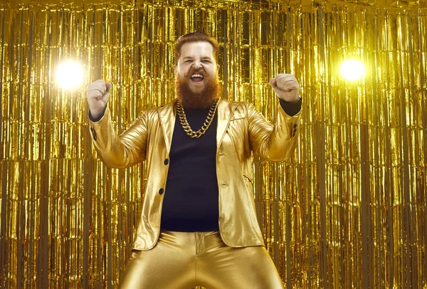 Engraçado gordinho homem em terno funky e corrente de ouro dançando e celebrando seu sucesso — Fotografia de Stock