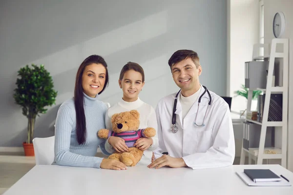 Portret van gelukkige moeder, kind en huisarts lachend en kijkend naar de camera — Stockfoto