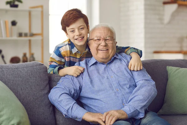 Ritratto di famiglia di nonno felice e nipotino a casa in soggiorno. — Foto Stock