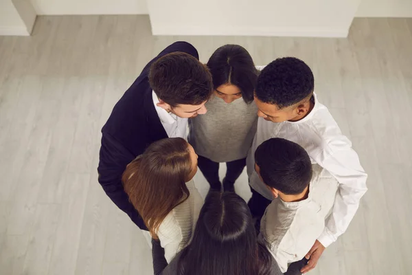 Grupo de empresarios multiétnicos en círculo, compartiendo y discutiendo ideas — Foto de Stock