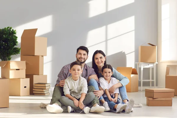 Köpa ny lägenhet och fastighet för familjebegreppet — Stockfoto
