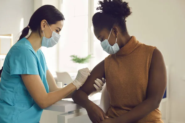 Mujer joven afroamericana vacunada contra la influenza estacional o vacuna moderna Covid-19 — Foto de Stock