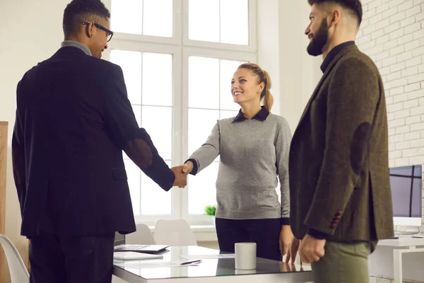 Gerente de la compañía estrechando la mano con el cliente, agradeciéndole por su confianza y colaboración — Foto de Stock