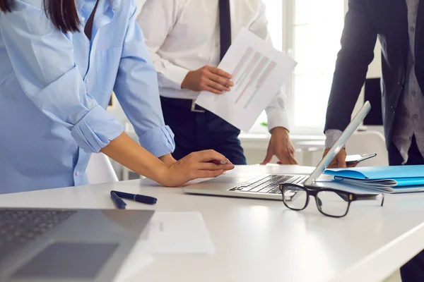 Lugar de trabajo de jóvenes empresarios talentosos con ordenadores portátiles y documentos en el escritorio. — Foto de Stock