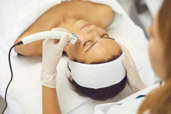 Mulher relaxada recebendo ultra-som Microdermoabrasão procedimento para a pele no salão de beleza — Fotografia de Stock