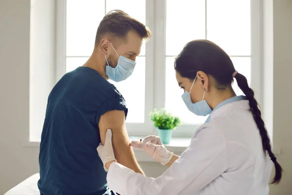 Пацієнт сидить в кабінеті медичної клініки і проходить вакцинацію проти 19-московської інфекції — стокове фото