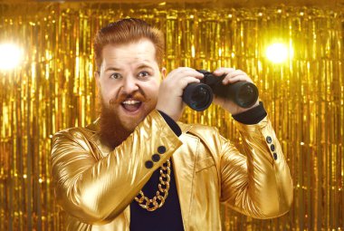 Komik bir adam dürbünü tutuyor ve şaşırmış bir şekilde uzaktan bakıyor.