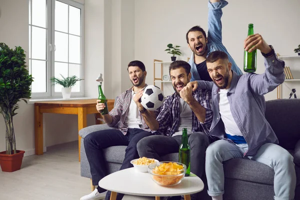 Группа взволнованных мужчин друзья футбольные болельщики чувствуют себя счастливыми и празднуют любимые цели команд — стоковое фото