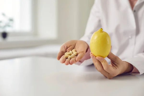 레몬 과 비타민 C 혹은 음식 보충제를 들고 있는 의사들이 손을 감싼다 — 스톡 사진