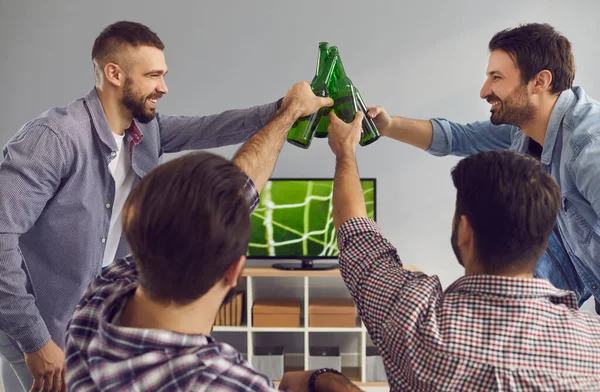 Groep lachende mannen vrienden die flessen drinken met bier tijdens voetbalwedstrijd — Stockfoto