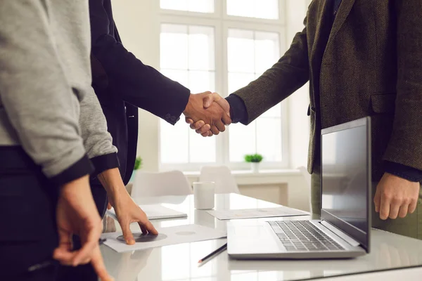Immagine ritagliata di uomini d'affari che si salutano per confermare la loro partnership. — Foto Stock