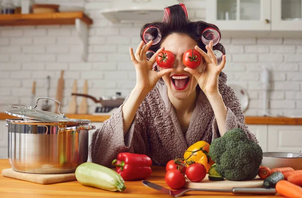 Glada ung kvinna som har roligt medan matlagning hälsosam grönsakssoppa i köket — Stockfoto