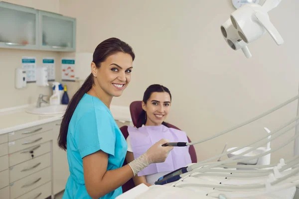 Kvinnlig tandläkare med en patient på en tandklinik. — Stockfoto