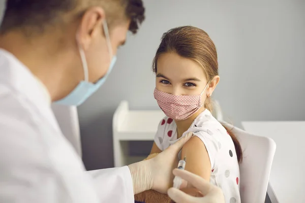 Çocuk konsepti için koronavirüse karşı aşı — Stok fotoğraf