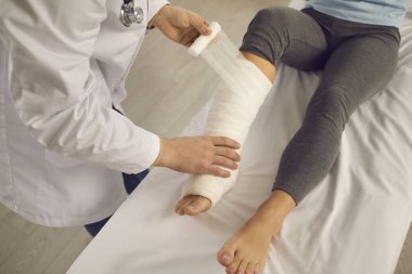 Kesilmiş görüntü doktoru hastaların bacağını bandajladı ve hastanede bandajladı..