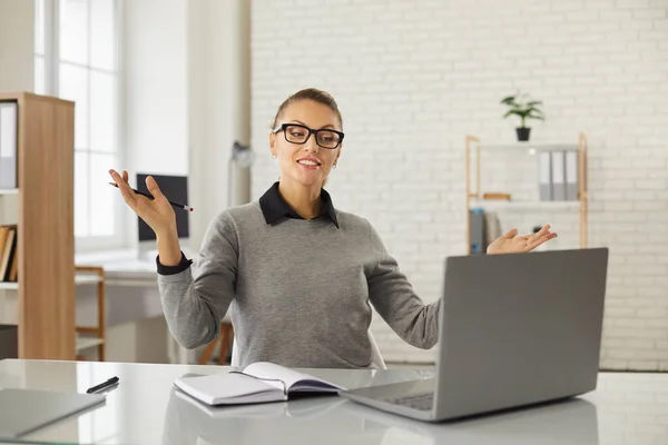 Mladá pozitivní žena kancelář pracovník gesticulating během on-line komunikace telekonference — Stock fotografie