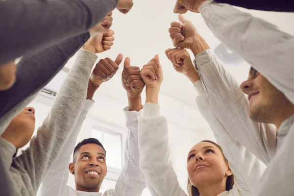 Equipe de jovens amigos felizes ou colegas de negócios dando polegares-up todos juntos — Fotografia de Stock