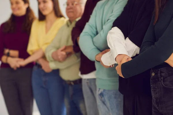 Equipo diverso tomados de la mano, apoyándose mutuamente y mostrando unidad y responsabilidad mutua —  Fotos de Stock