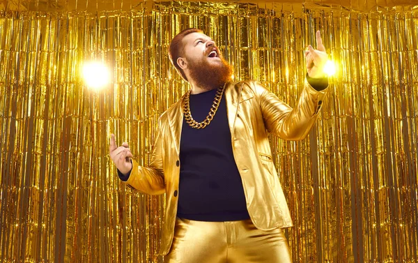 Feliz animado barbudo gordinho homem em engraçado brilhante terno dourado se divertindo na festa disco — Fotografia de Stock