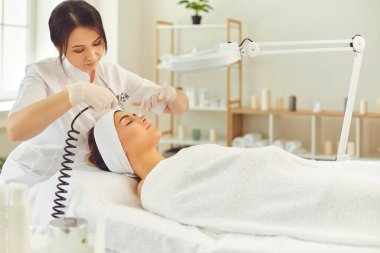 Oksijen terapisi yapan kadın terapist ya da kadın için özel teçhizatla jet soyma