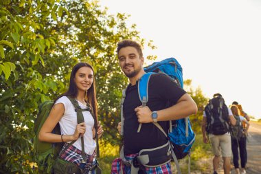 Tatil boyunca sırt çantalı genç yürüyüşçüler.