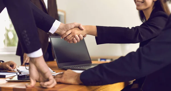 Empresarios haciendo un trato exitoso y confirmando la colaboración estrechando la mano — Foto de Stock