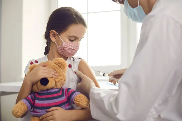 Vaccin tegen coronavirus voor kinderen tijdens uitbraak concept — Stockfoto