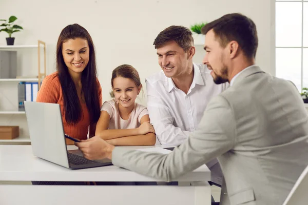 Feliz reunión familiar con agente de bienes raíces y discutir detalles de compra de la casa — Foto de Stock