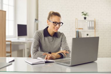 Serbest yazar, uzak çalışma, elearning konsepti