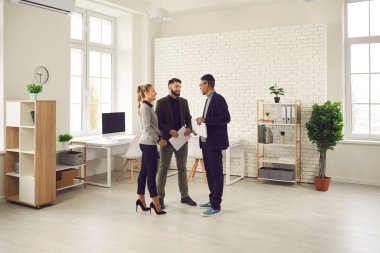 İş iletişimi, beyin fırtınası, uluslararası ofis ekibi konsepti